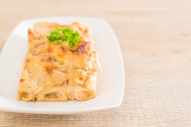 Pasta penne al horno con queso y jamón