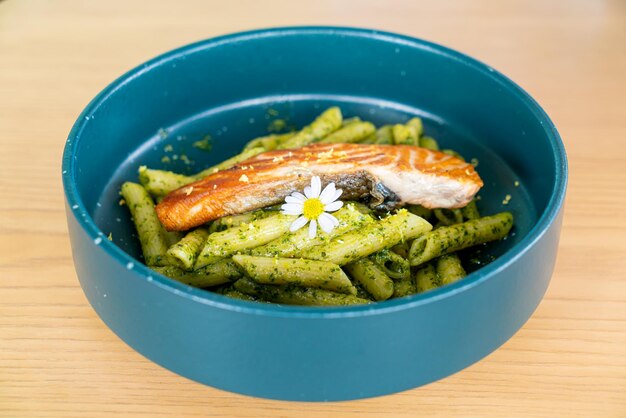 Pasta penne al pesto con salmón a la plancha