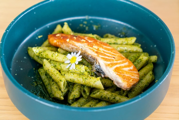 Pasta penne al pesto con salmón a la plancha