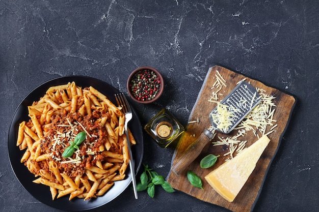 Pasta Penne Bolognese mit Käse belegt