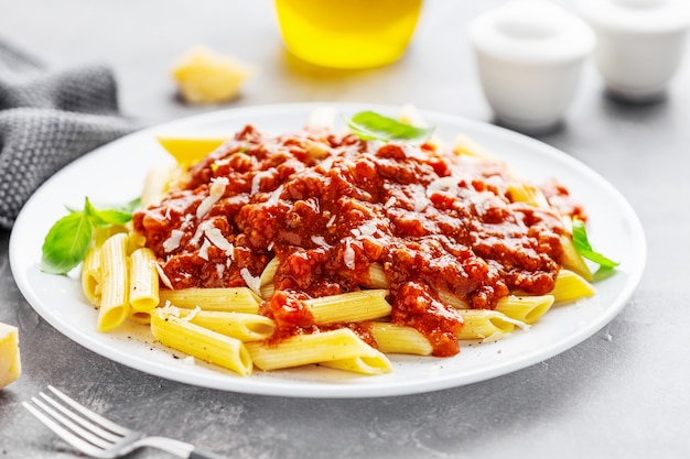 Pasta penne boloñesa servida en plato