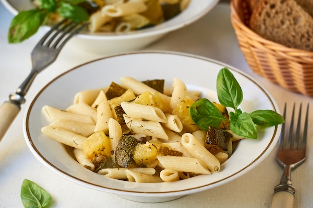 Pasta Penne con calabacín frito