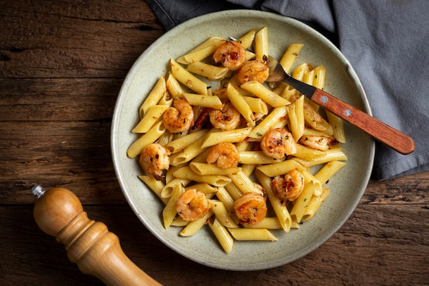 Pasta penne con camarones a la plancha