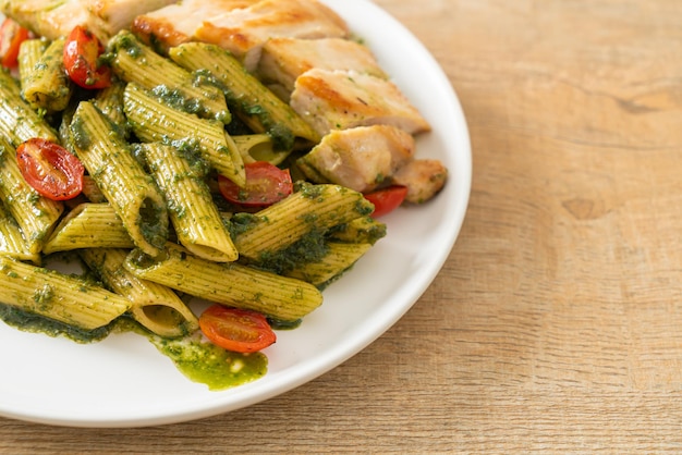 pasta penne casera en salsa pesto con pollo a la parrilla