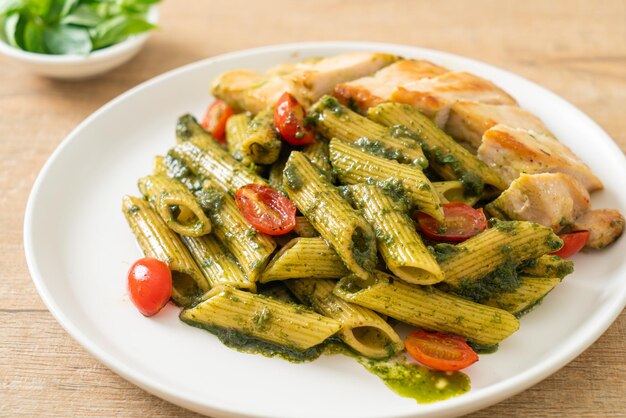 pasta penne casera en salsa pesto con pollo a la parrilla