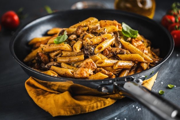 Pasta penne con champiñones y salsa