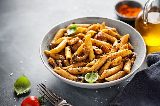 Pasta penne con champiñones y salsa