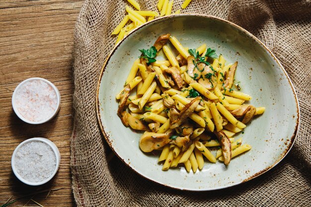 Pasta penne con champiñones