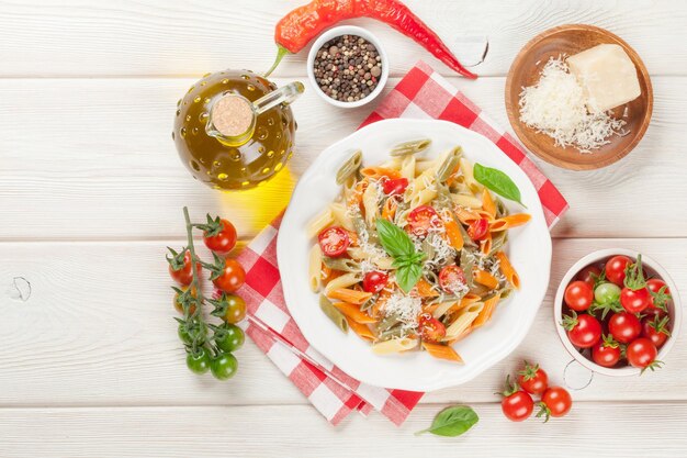 Pasta penne colorida con tomate y albahaca