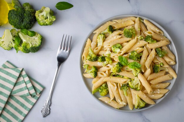 Pasta de penne cremosa con brócoli casero y queso nombre turco brokolili makarna