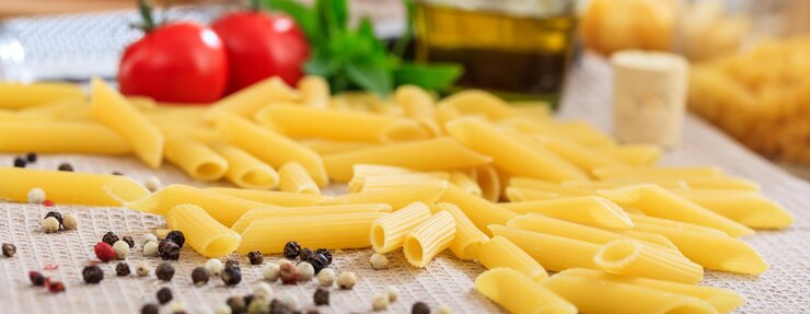 Pasta penne cruda con verduras