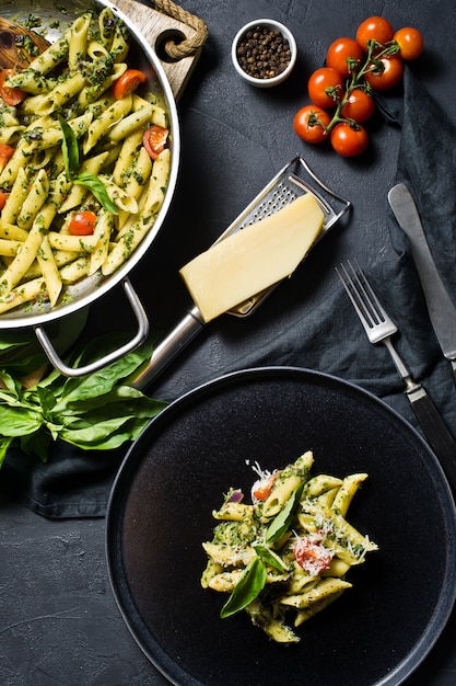 Pasta Penne con espinacas, tomates cherry, albahaca y parmesano.