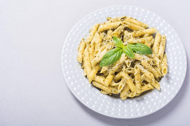 Pasta penne italiana con salsa pesto Fondo de comida