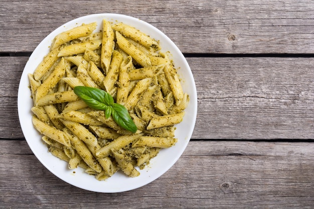 Pasta penne italiana con salsa pesto