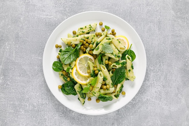 Pasta Penne mit Spinatpesto und grünen Erbsen