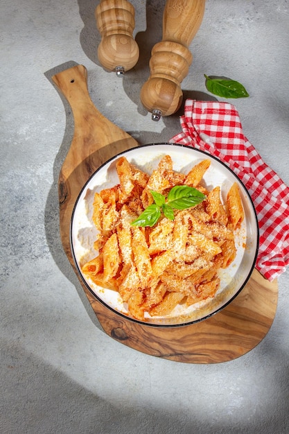 Pasta Penne mit Tomatensauce und Parmesan