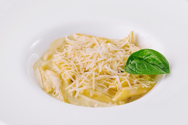 Pasta de Penne con parmesán en un plato blanco