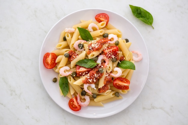 Pasta penne en un plato blanco