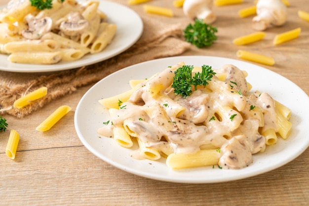 pasta penne salsa de crema carbonara con champiñones