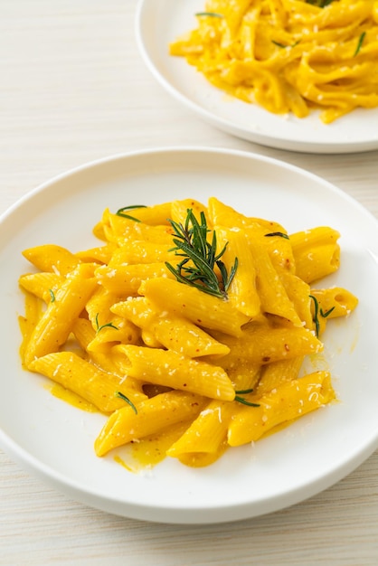 Pasta penne con salsa cremosa de calabaza y calabaza