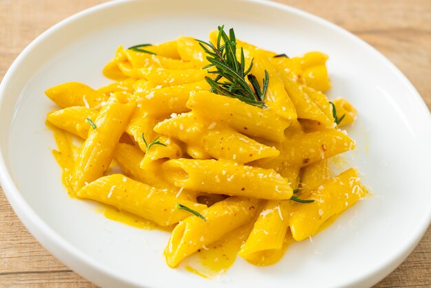 pasta penne con salsa cremosa de calabaza y romero