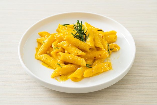 pasta penne con salsa cremosa de calabaza y romero