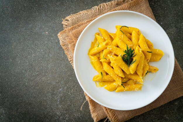 pasta penne con salsa cremosa de calabaza y romero