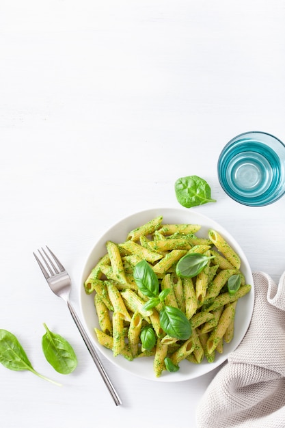 Pasta Penne con salsa de pesto de albahaca y espinacas