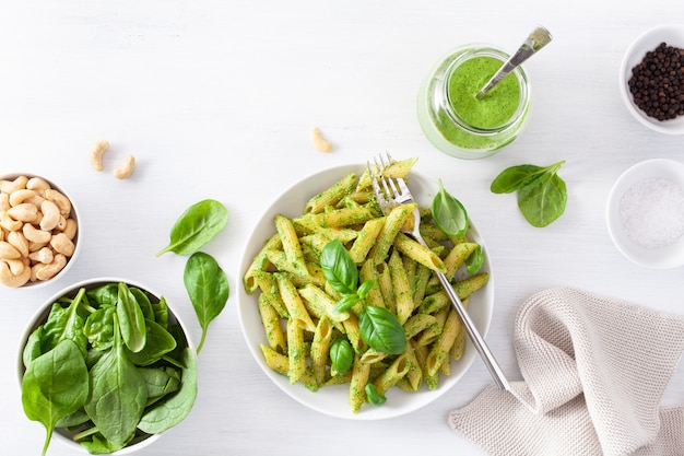 Pasta Penne con salsa de pesto de albahaca y espinacas