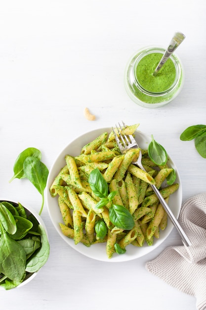 Pasta Penne con salsa de pesto de albahaca y espinacas