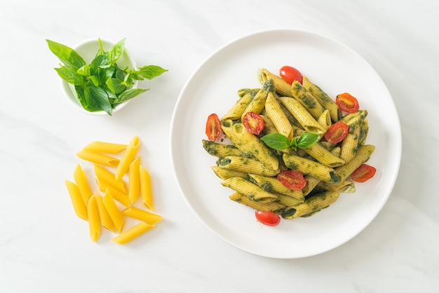 pasta penne con salsa pesto y tomates - estilo de comida vegana y vegetariana