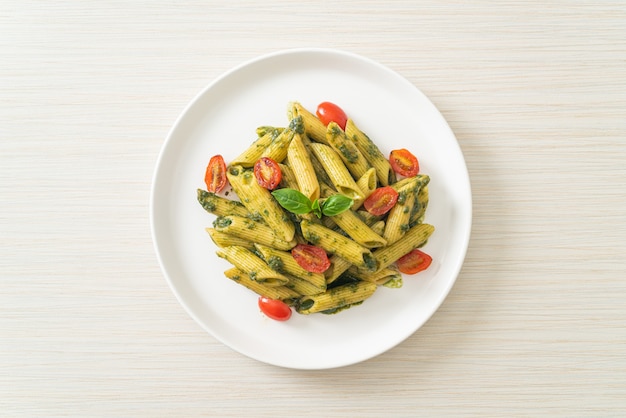 pasta penne con salsa pesto y tomates - estilo de comida vegana y vegetariana