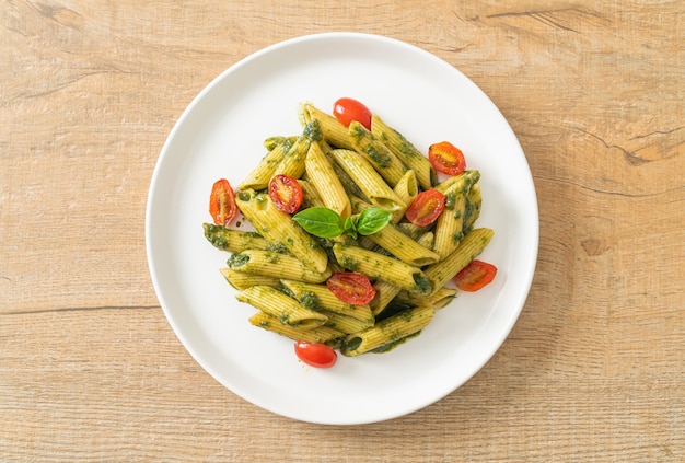 pasta penne con salsa pesto y tomates - estilo de comida vegana y vegetariana