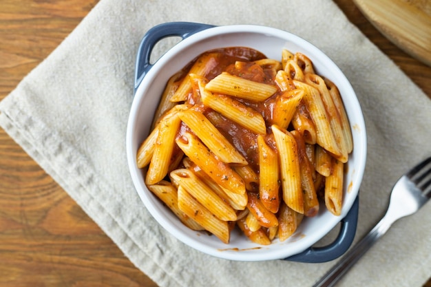 Pasta penne con salsa de tomate lista para comer comida italiana