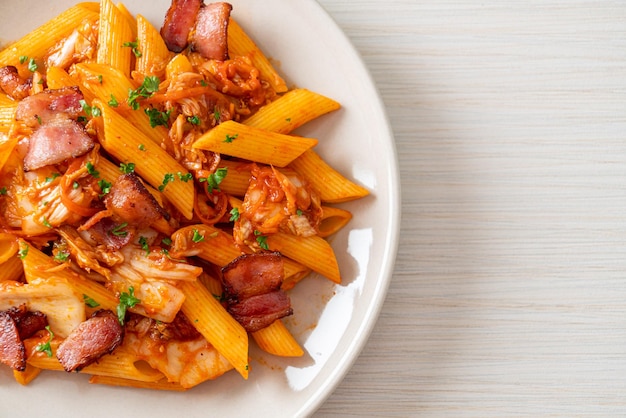 pasta penne salteada con kimchi y tocino - comida fusión