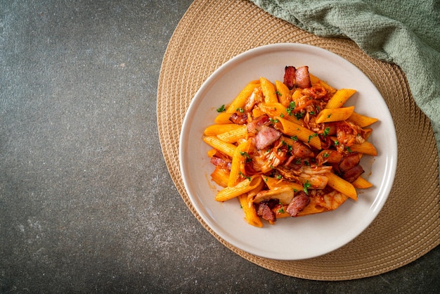 Pasta penne salteada con kimchi y tocino