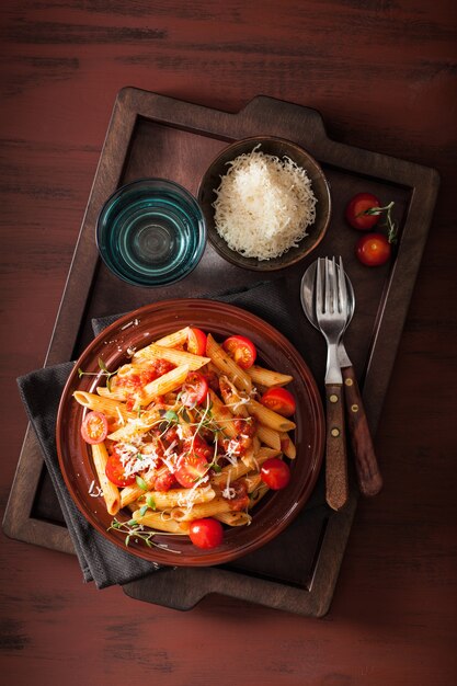 Pasta Penne con tomate y parmesano