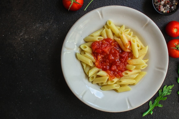 pasta penne y tomates