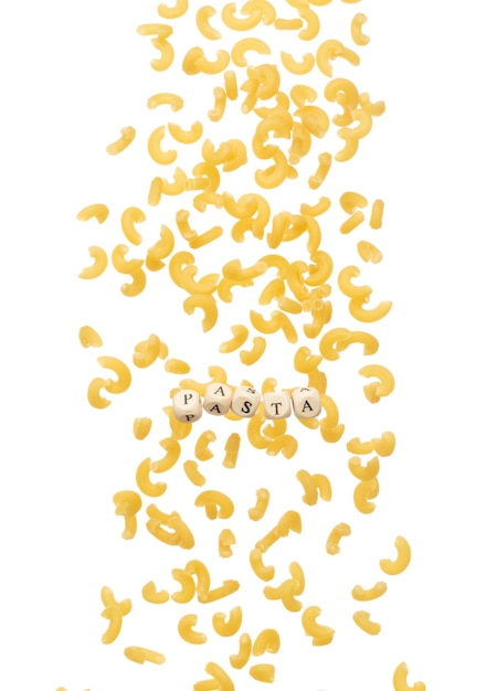 Pasta-Perlen-Spielzeug fliegt über Explosion fliegt in der Luft Pasta-Makaroni-Wort-Alphabet-Buchstaben zeigen Italien Nudeln bereit zu essen mit heißem Wasser Weißer Hintergrund isoliert