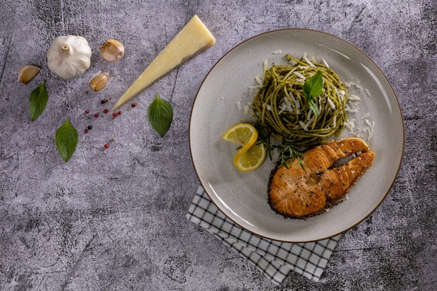 Pasta-Pesto mit gebratenem Lachs