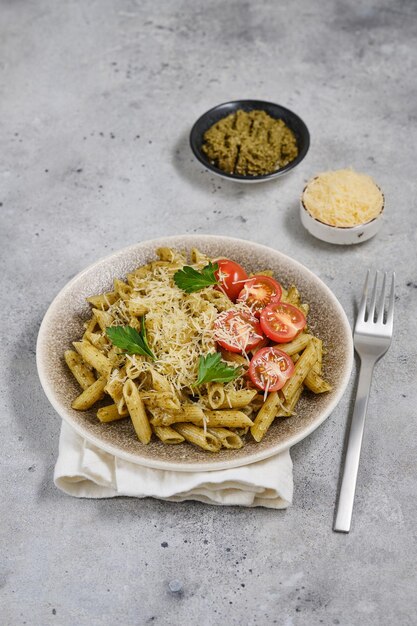 Pasta con pesto y queso