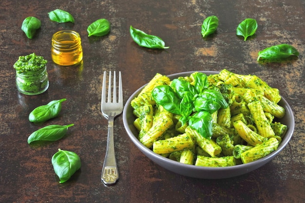 Pasta pesto vegano tazón.