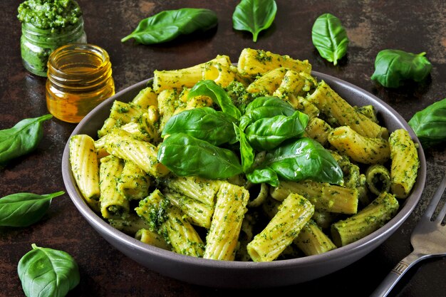 Pasta pesto vegano tazón.