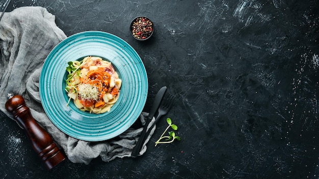 Pasta con piña y zanahorias En el plato Vista superior Espacio libre para tu texto Estilo rústico