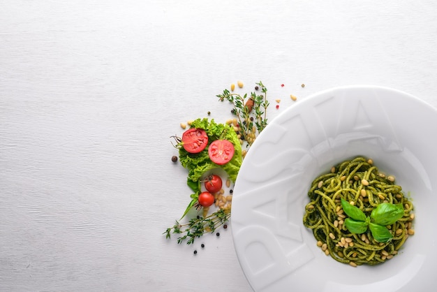 Pasta con piñones y verduras Placa con la palabra pasta Vista superior Espacio libre para texto Sobre un fondo de madera