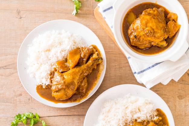 Pasta De Pollo Al Curry De Massaman Con Arroz