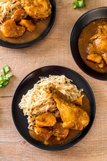 Pasta de pollo al curry de Massaman con fideos