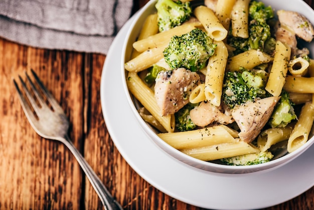 Pasta con pollo y brócoli