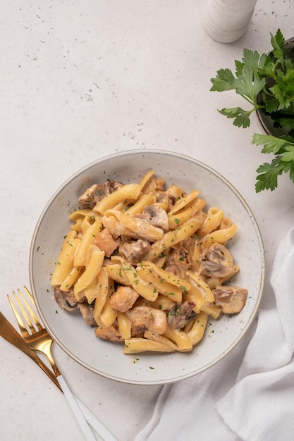 Pasta con pollo y champiñones.