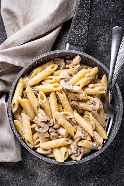 Pasta con pollo y champiñones